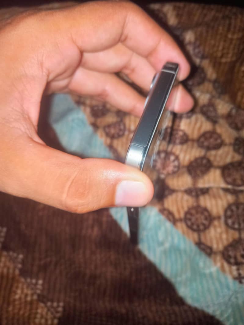 Apple iPhone 15 Pro Max 4