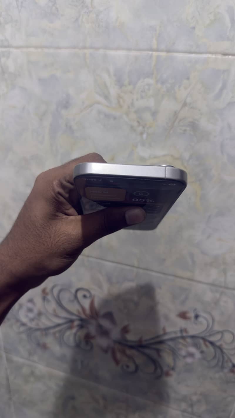 Apple iPhone 15 Pro 4