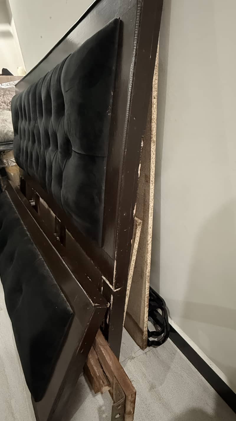 Queen sized bed black brown 1