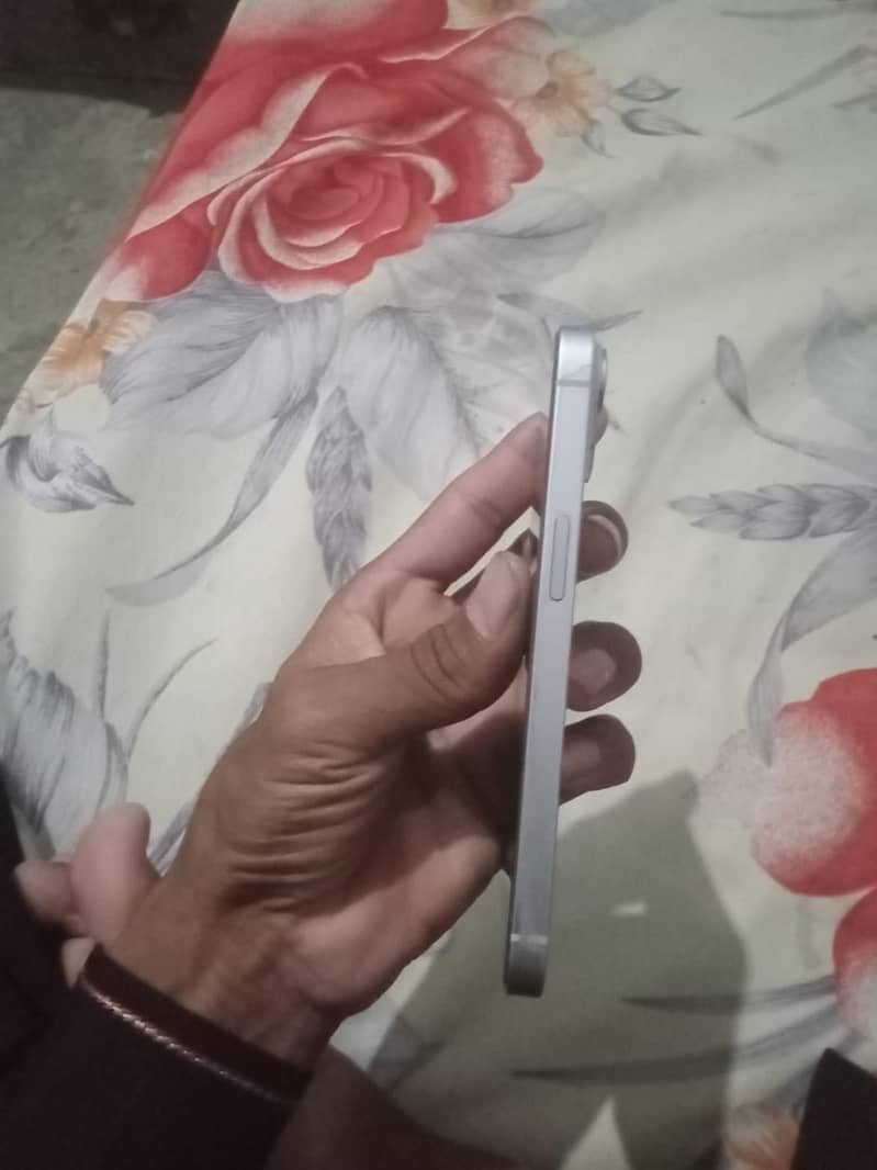 Apple iPhone 14 3