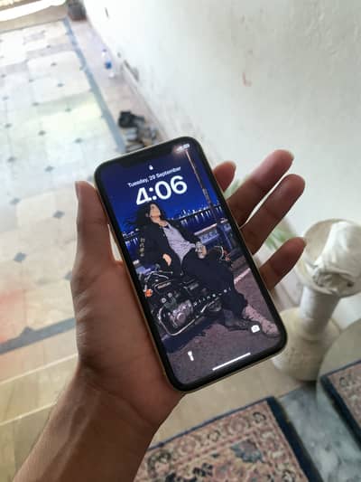 IPhone XR 76% battery health 64 storage
