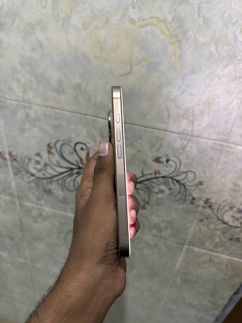 Apple iPhone 16 Pro 2