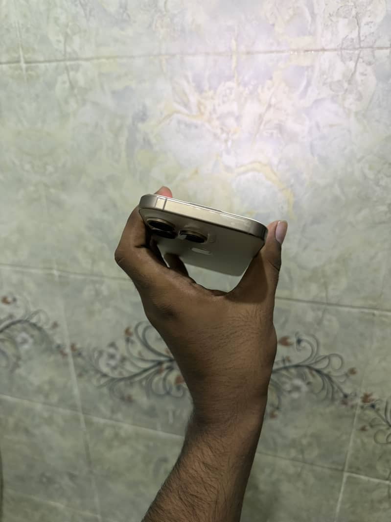 Apple iPhone 16 Pro 3