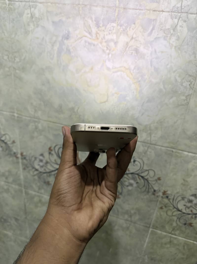 Apple iPhone 16 Pro 4