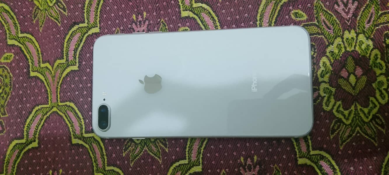 Apple iPhone 8 Plus 3