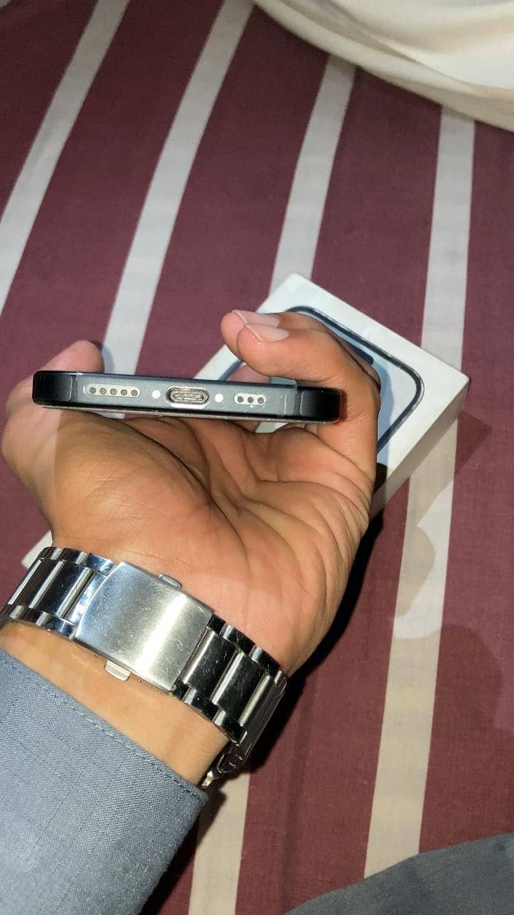 Apple iPhone 15 4