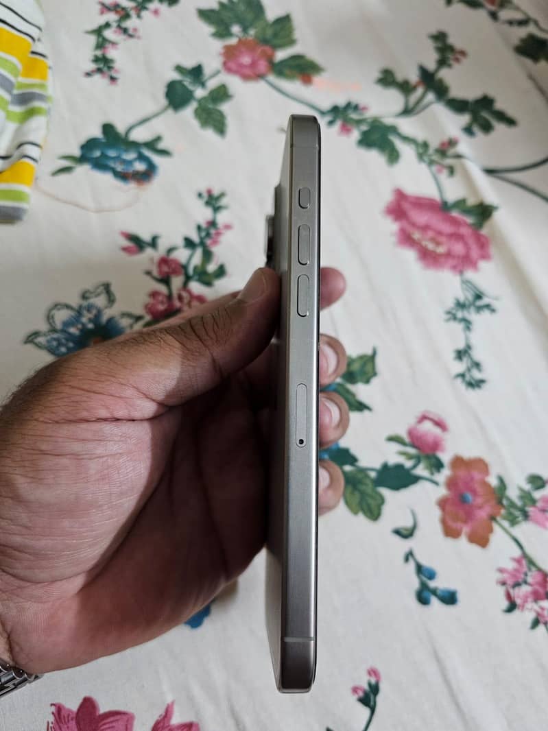 Apple iPhone 15 Pro Max 2