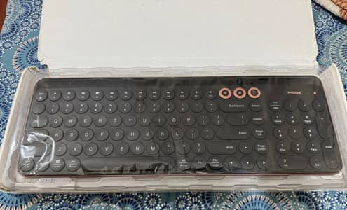 MIIIW Dual-Mode Wireless Keyboard – Bluetooth + 2.4G   (Brand New)