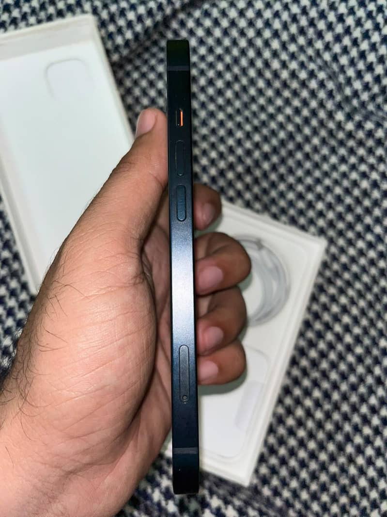 Apple iPhone 13 2