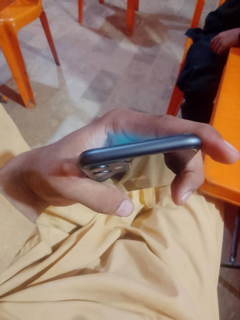 Apple iPhone 11 4