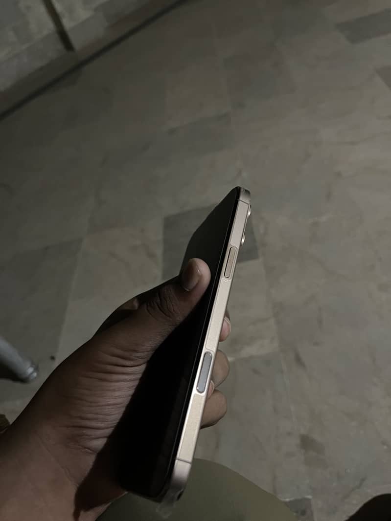 Apple iPhone 16 Pro Max 2