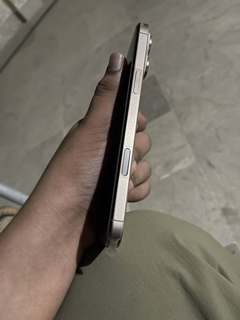 Apple iPhone 16 Pro Max 6