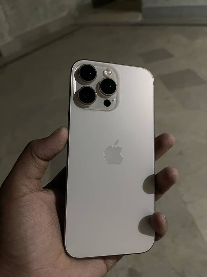 Apple iPhone 16 Pro Max 9