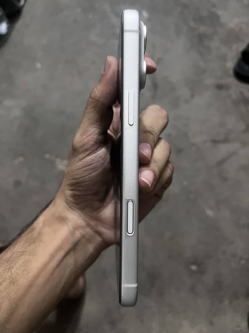 Apple iPhone 17 Pro Max 4