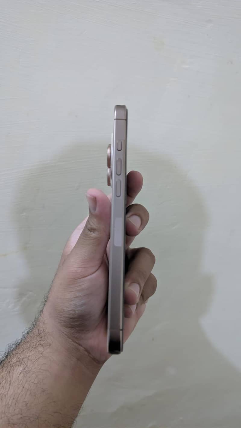 Apple iPhone 16 Pro Max 1