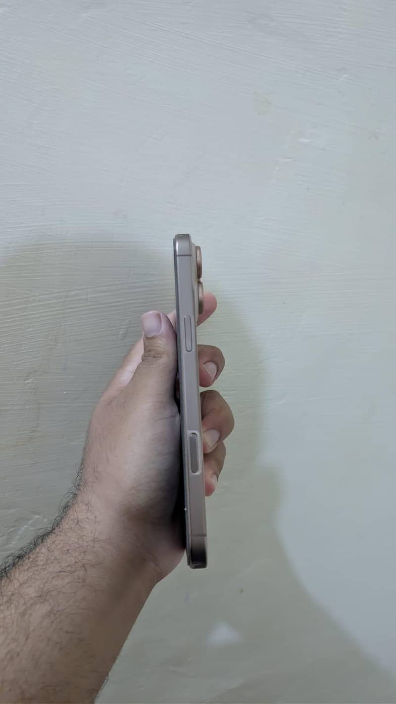 Apple iPhone 16 Pro Max 4