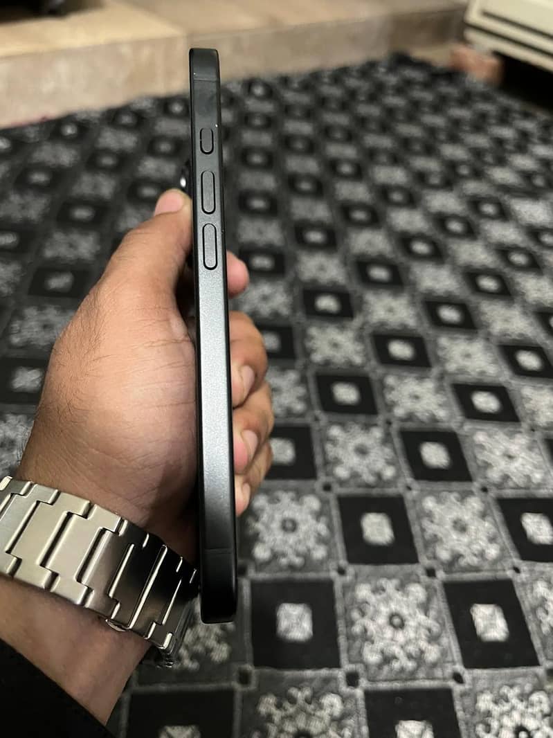 Apple iPhone 16 2