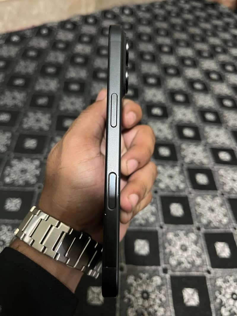 Apple iPhone 16 3