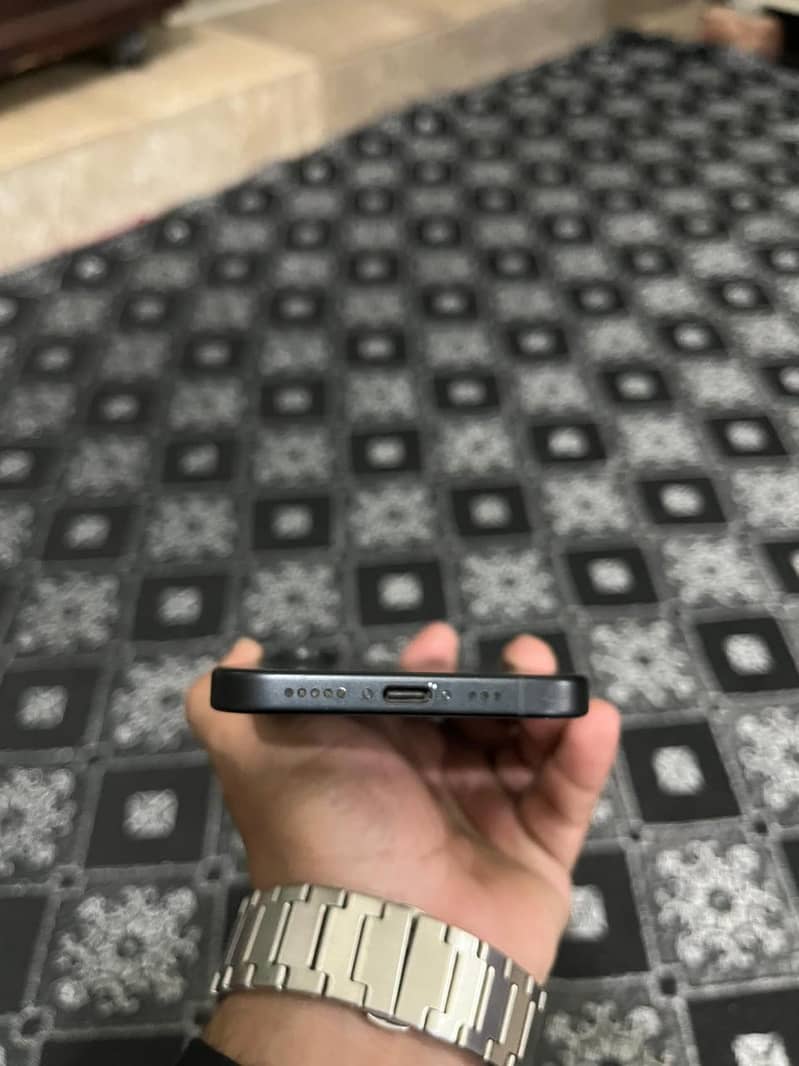 Apple iPhone 16 4