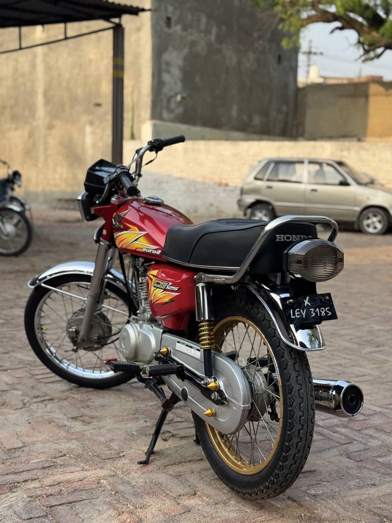 2015 model red color 0