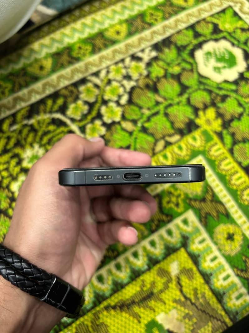 Apple iPhone 15 Pro Max 4