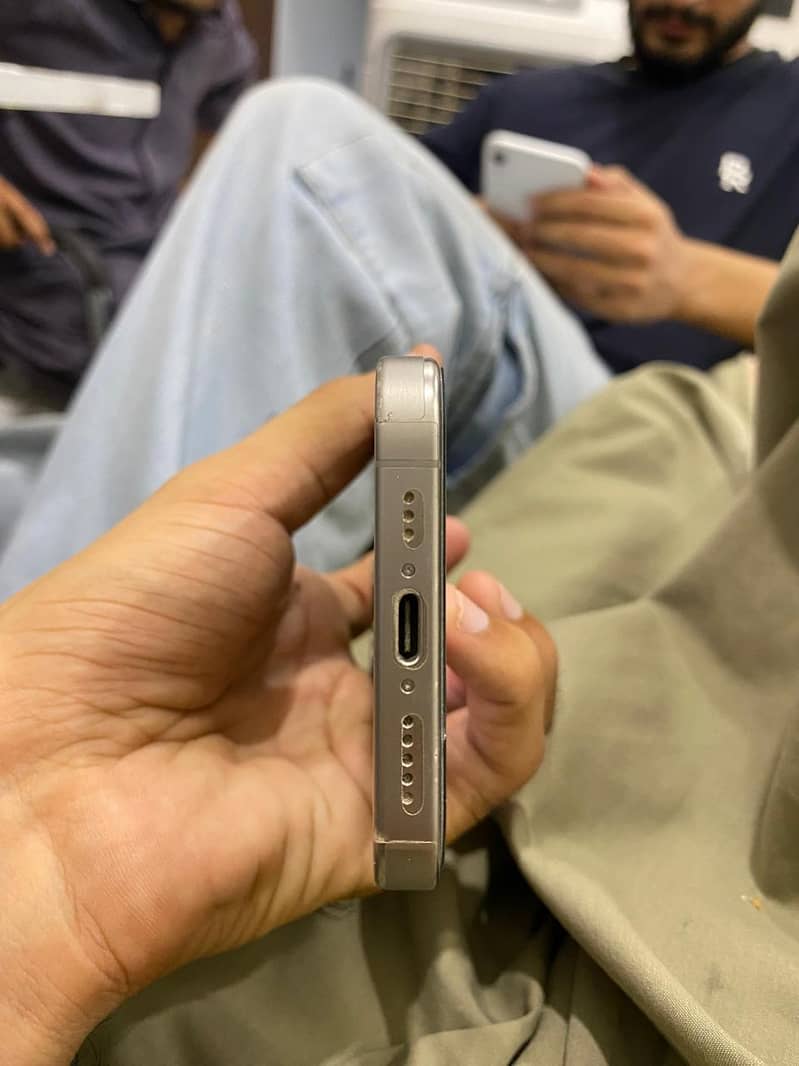 Apple iPhone 15 Pro 4