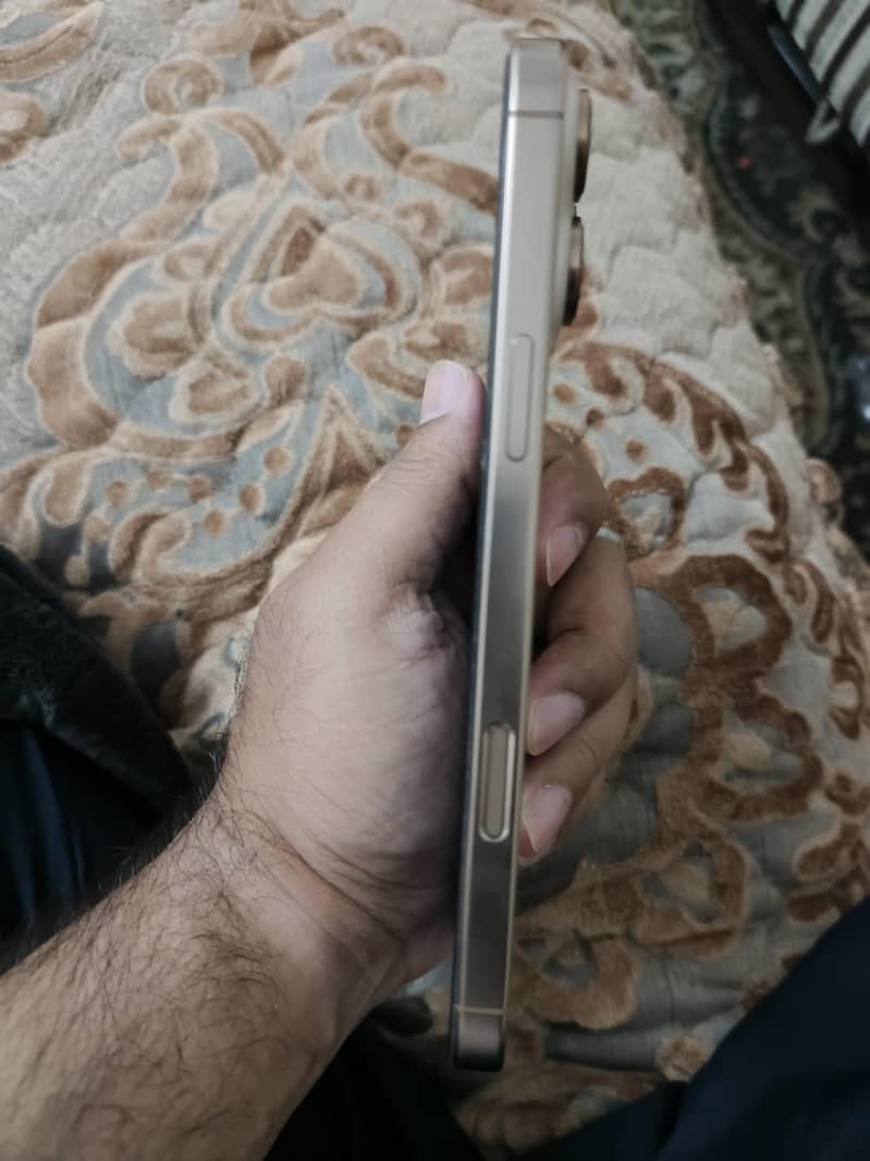 Apple iPhone 16 Pro Max 2