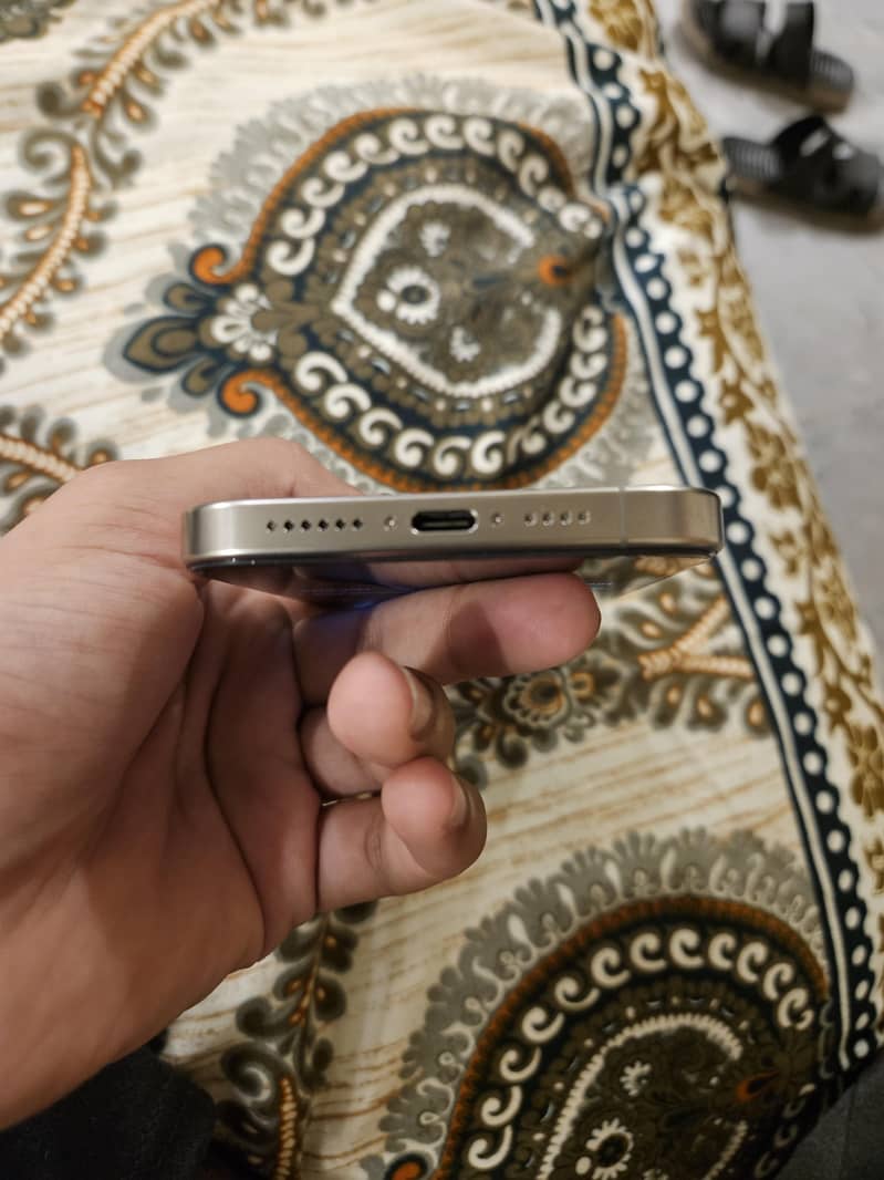 Apple iPhone 15 Pro Max 2