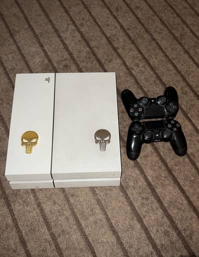 Ps4 with 2 original controllers