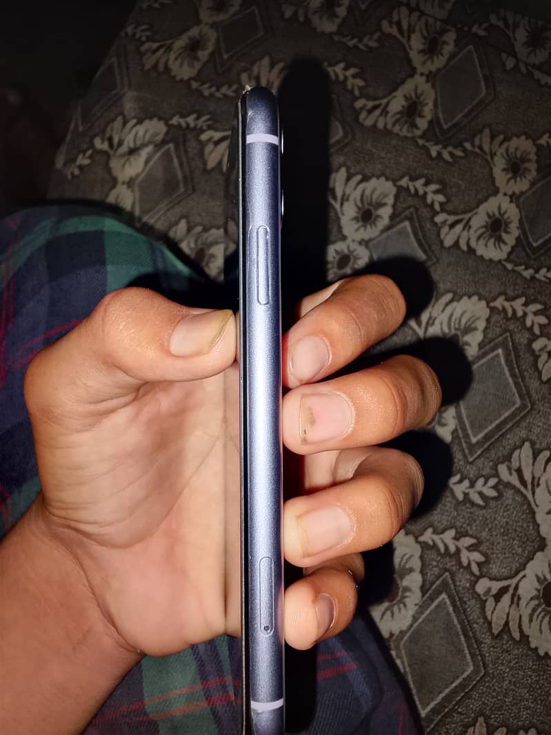 Apple iPhone 11 4