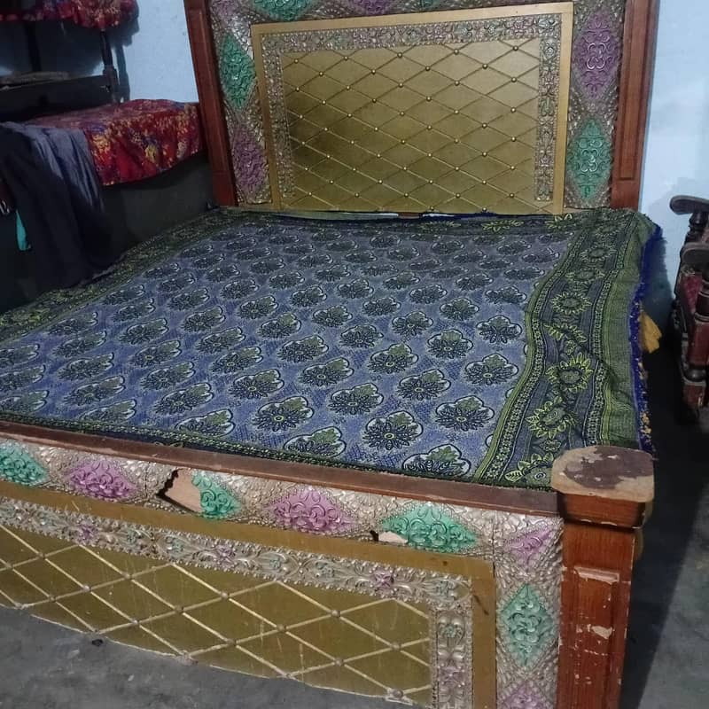 خوبصورت لکڑی کا ڈبل بیڈ شنگھار شیشے کے ساتھ 0