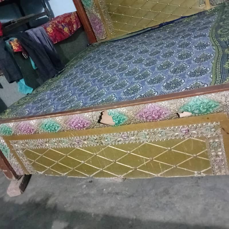 خوبصورت لکڑی کا ڈبل بیڈ شنگھار شیشے کے ساتھ 1