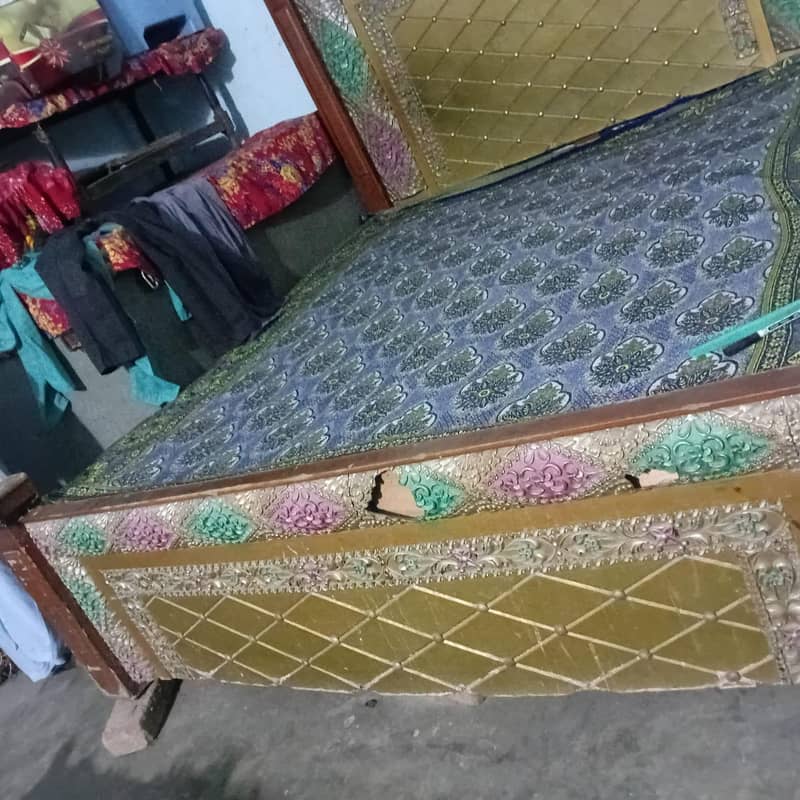 خوبصورت لکڑی کا ڈبل بیڈ شنگھار شیشے کے ساتھ 4