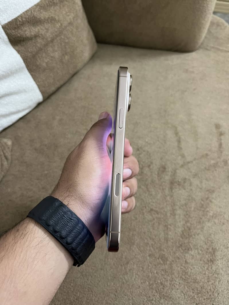 Apple iPhone 16 Pro Max BACK BROKEN 4