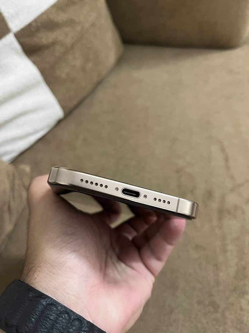 Apple iPhone 16 Pro Max BACK BROKEN 5