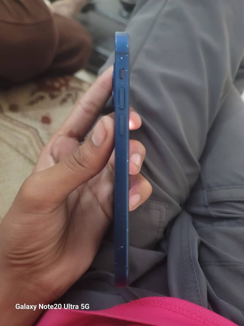 Apple iPhone 12 4