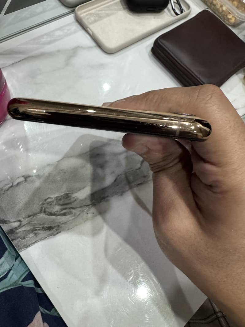 Apple iPhone 11 Pro Max 4