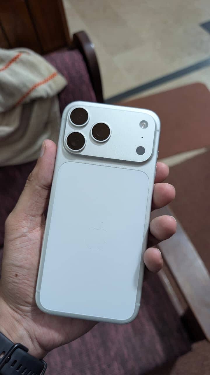 Apple iPhone 17 Pro Max 4