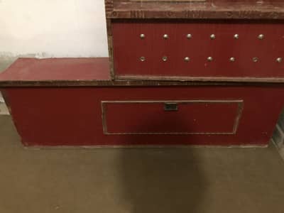 Showcase and seat