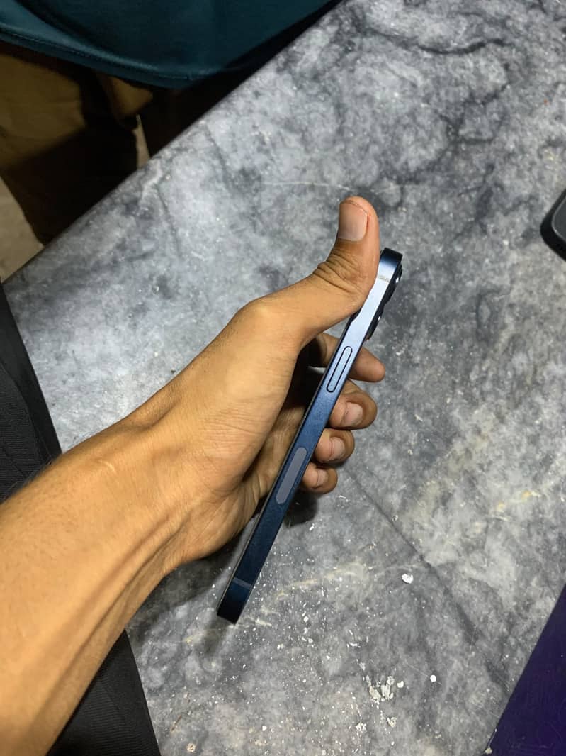 Apple iPhone 13 4