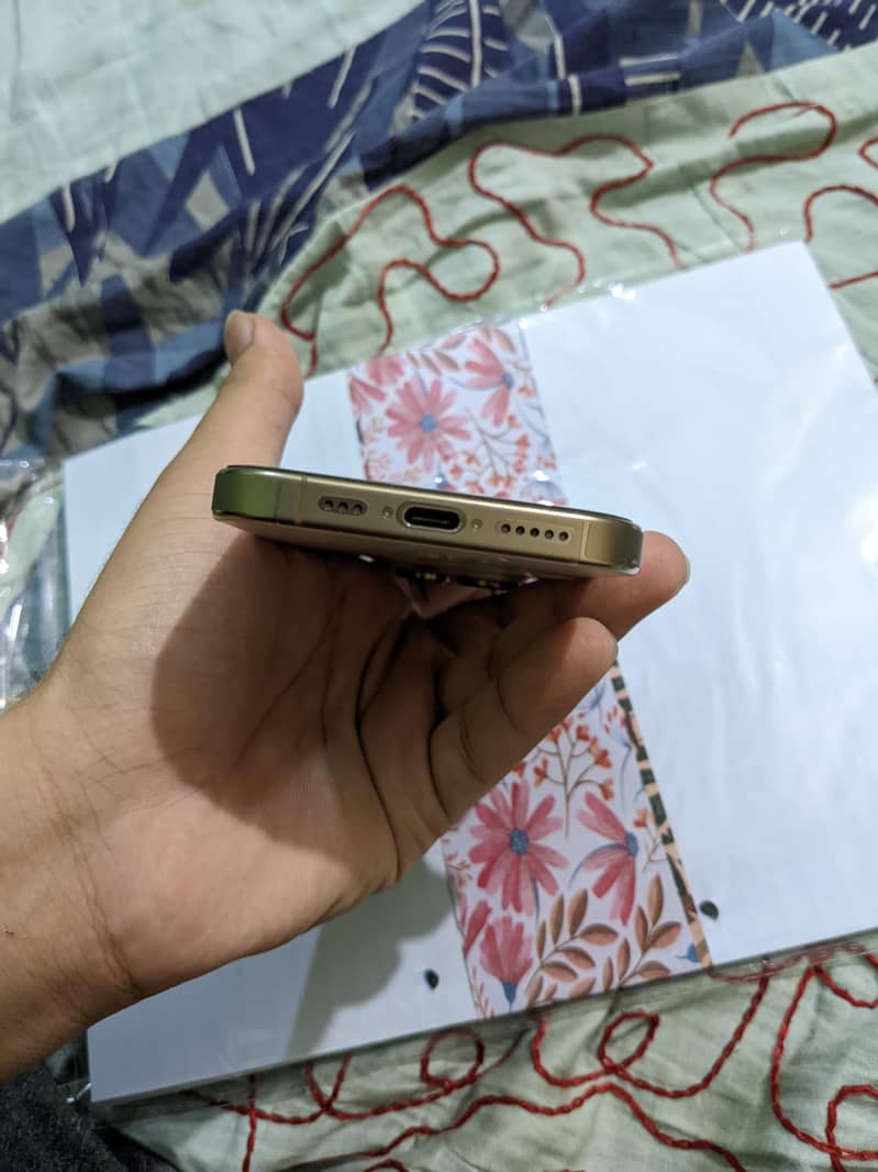 Apple iPhone 16 Pro 1