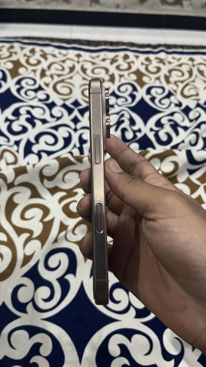 Apple iPhone 16 Pro 1