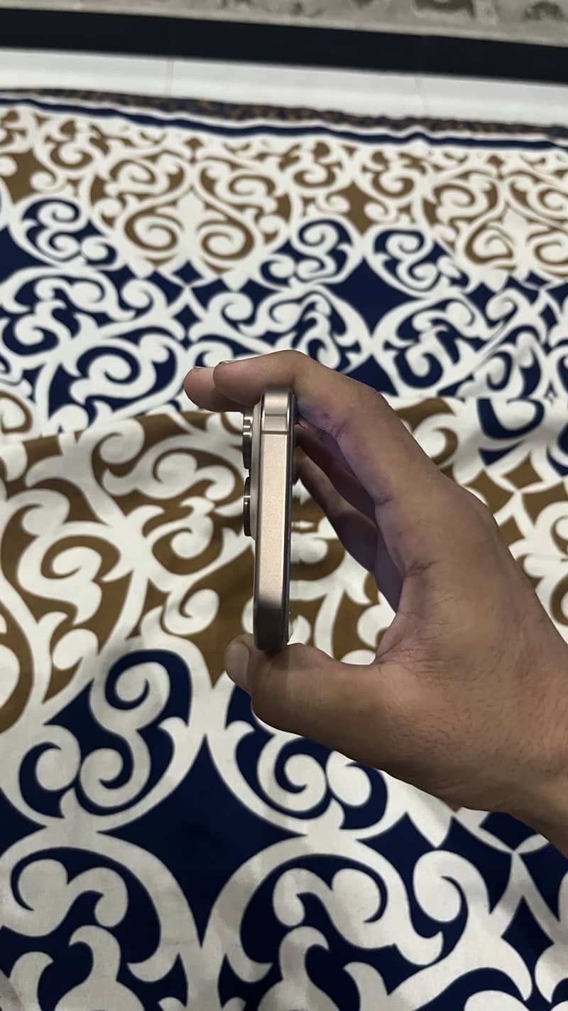Apple iPhone 16 Pro 3