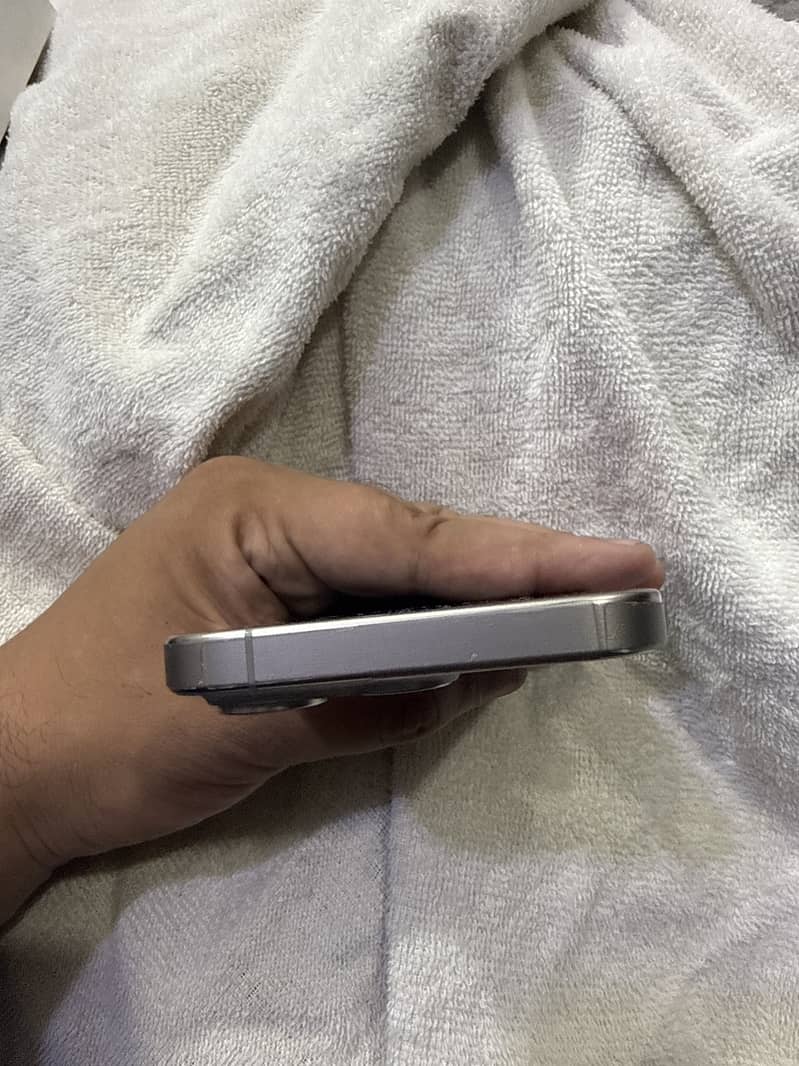 Apple iPhone 15 Pro 4