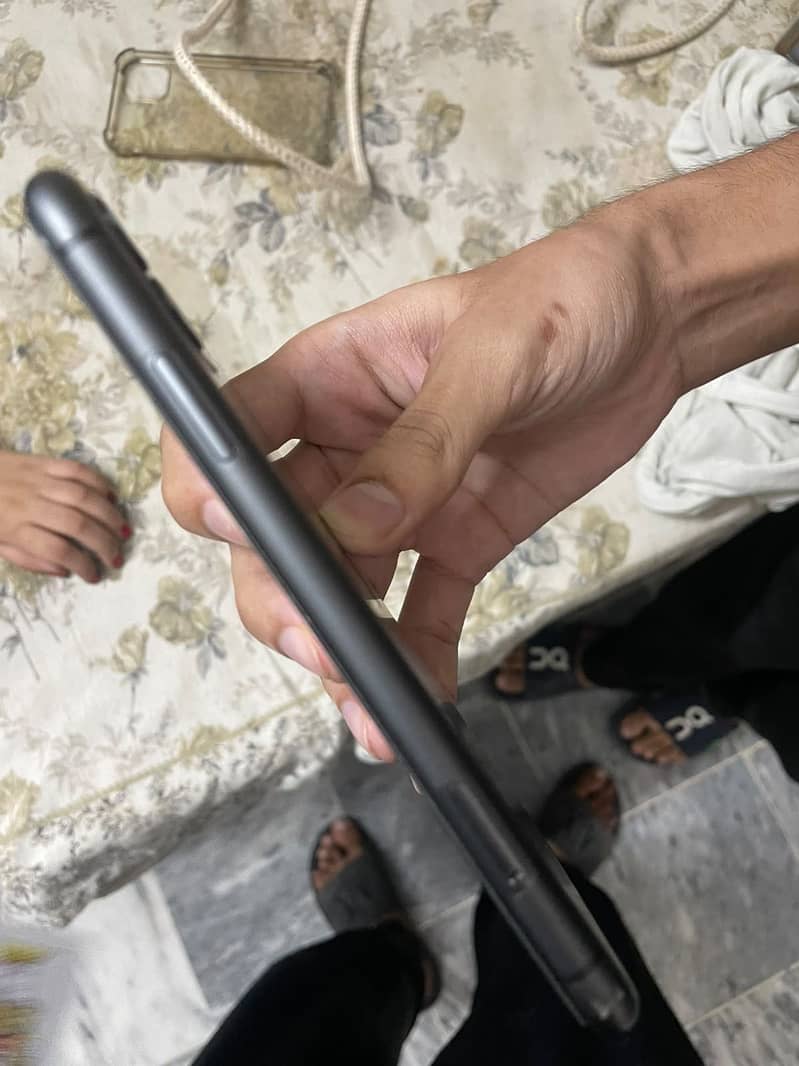 Apple iPhone 11 4