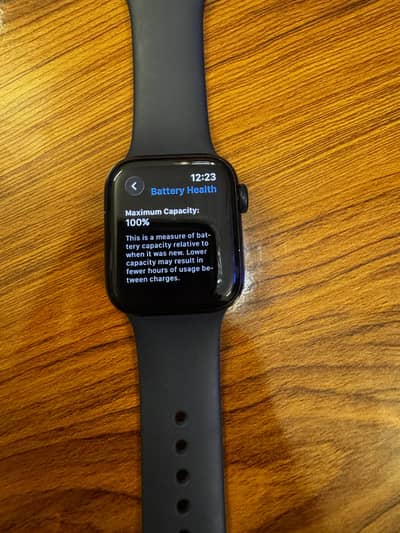 Apple watch se 2 40mm 100% health with box barely used