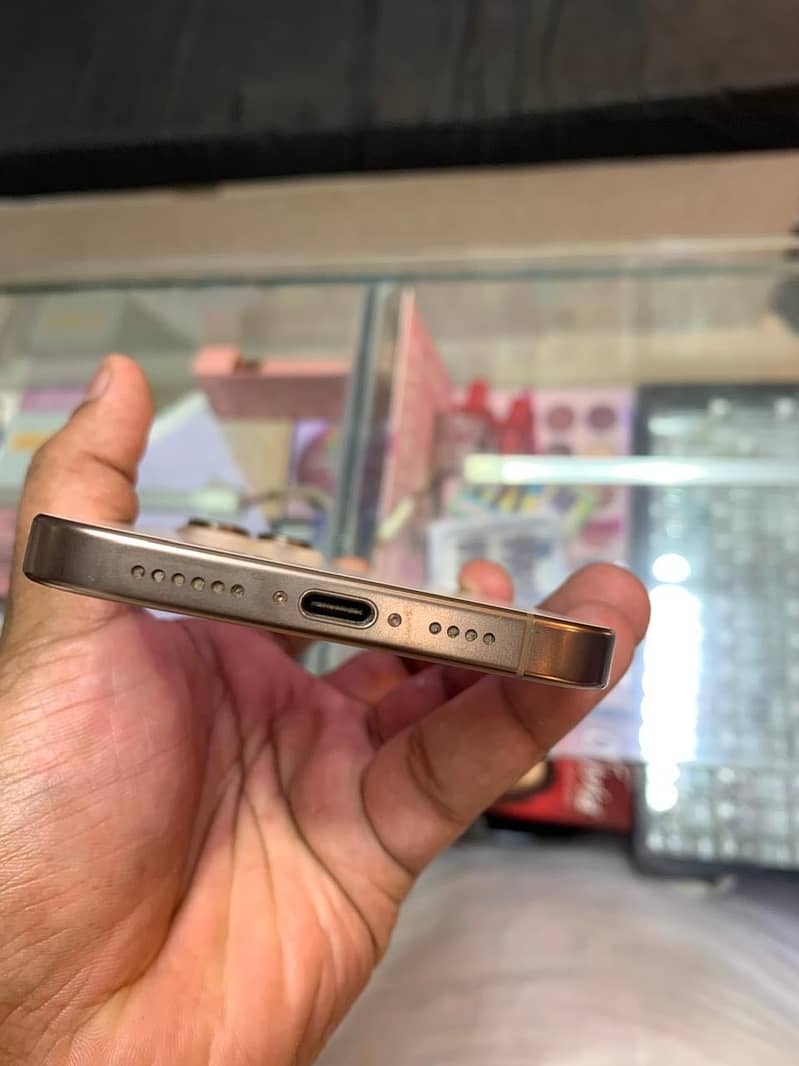 Apple iPhone 16 Pro Max 3
