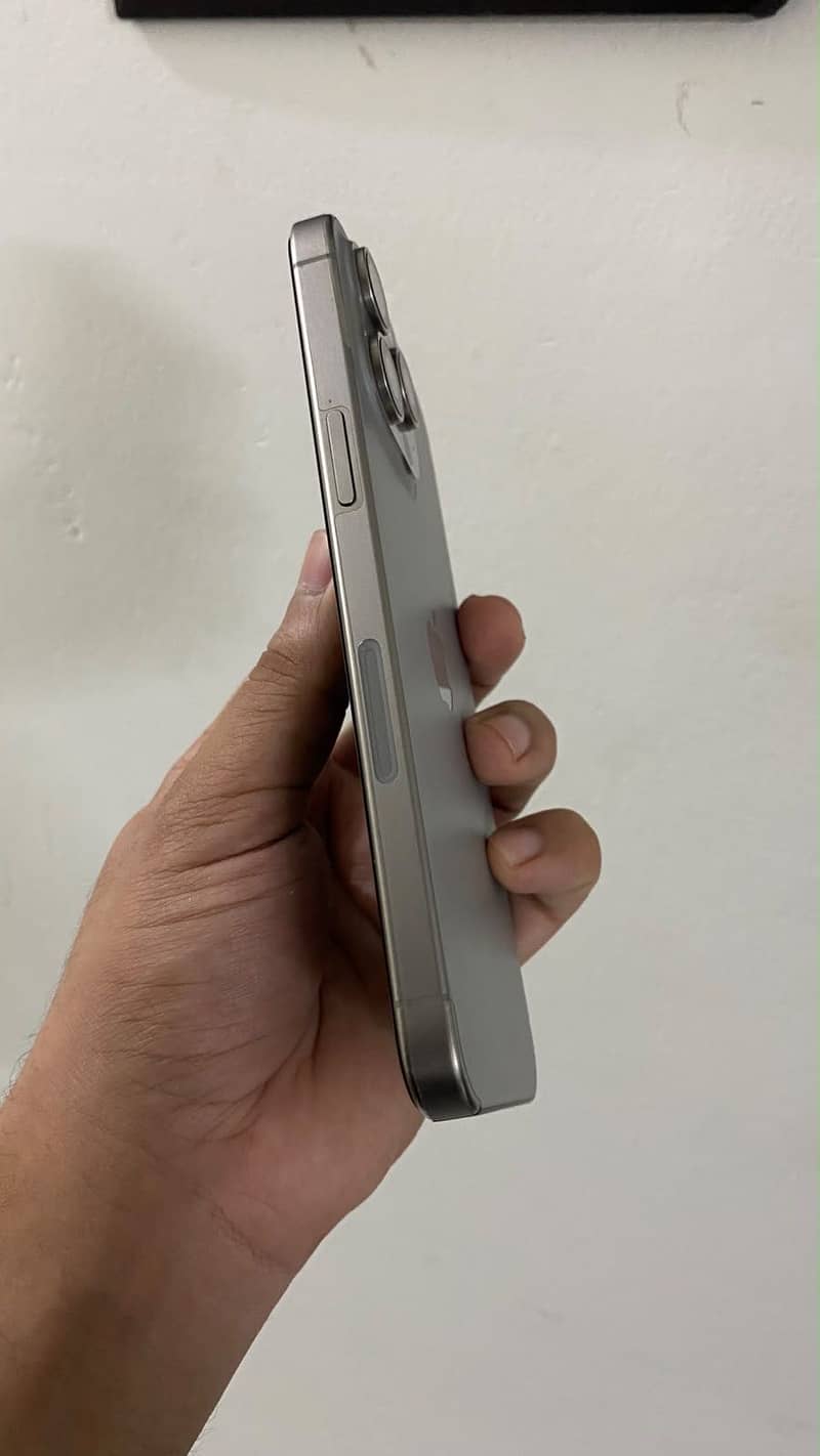 iPhone 15 Pro Max 4