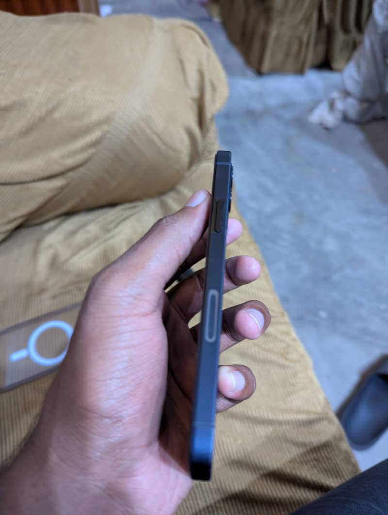 Apple iPhone 12 4