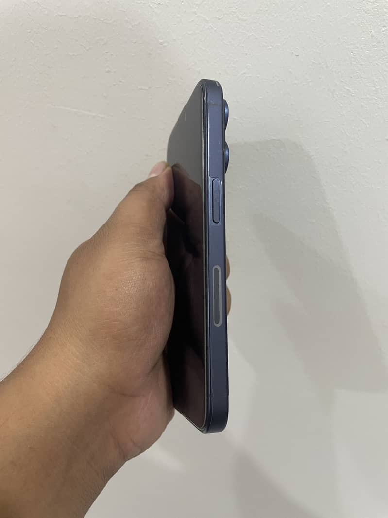 Apple iPhone 15 Pro 4